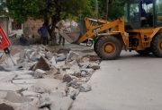 Realizan tareas de bacheo en Avenida Colón sur y en el barrio Borges