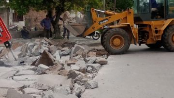 Realizan tareas de bacheo en Avenida Colón sur y en el barrio Borges