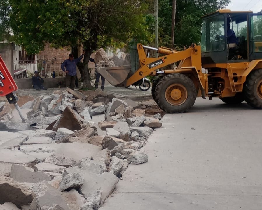 Realizan tareas de bacheo en Avenida Colón sur y en el barrio Borges