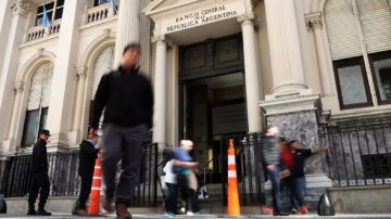 Descontrol de tasas: el costo del descubierto para empresas voló al 190%, un récord en al menos 17 años