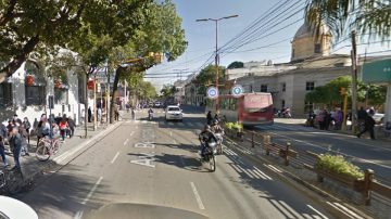 Una mujer abrió la puerta del auto en plena Belgrano y causó un grave accidente
