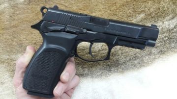 La Policía secuestró una pistola Bersa 9 mm en un allanamiento en el barrio Huaico Hondo