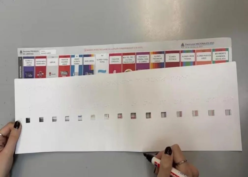Una ONG crea plantillas en braille por la falta de inclusión en la Boleta Única Papel