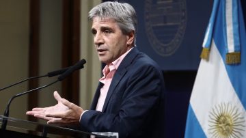 Caputo descartó la dolarización y negó una devaluación tras las elecciones del 26 de octubre