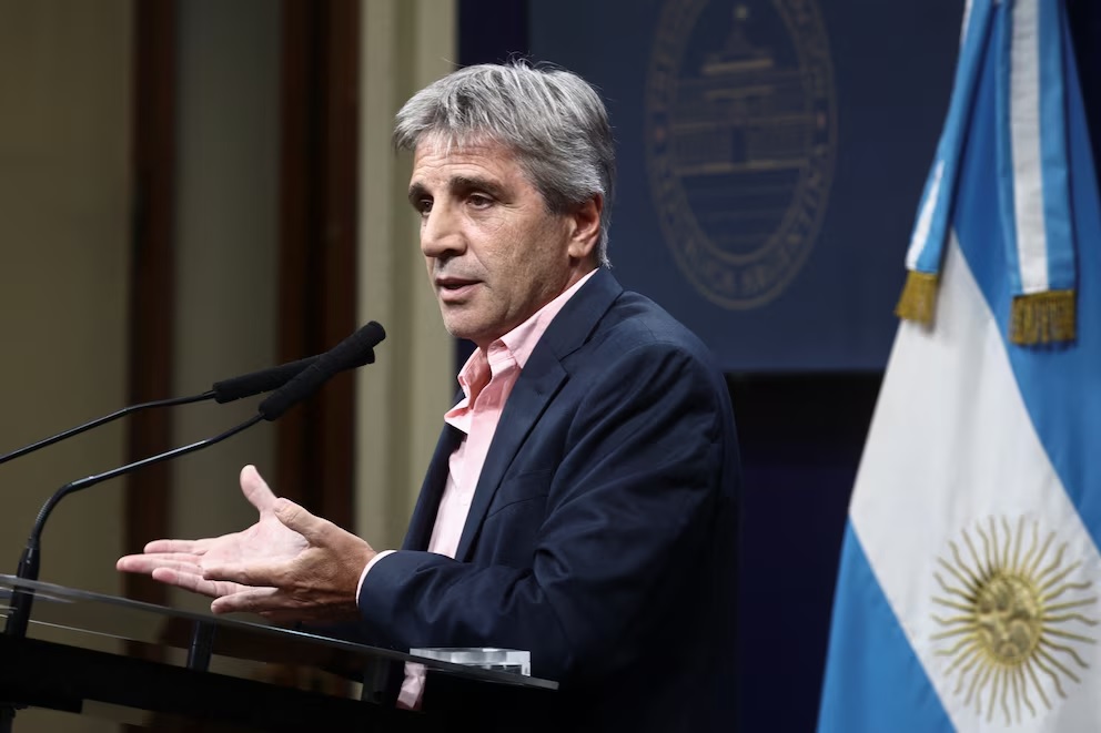 Caputo descartó la dolarización y negó una devaluación tras las elecciones del 26 de octubre
