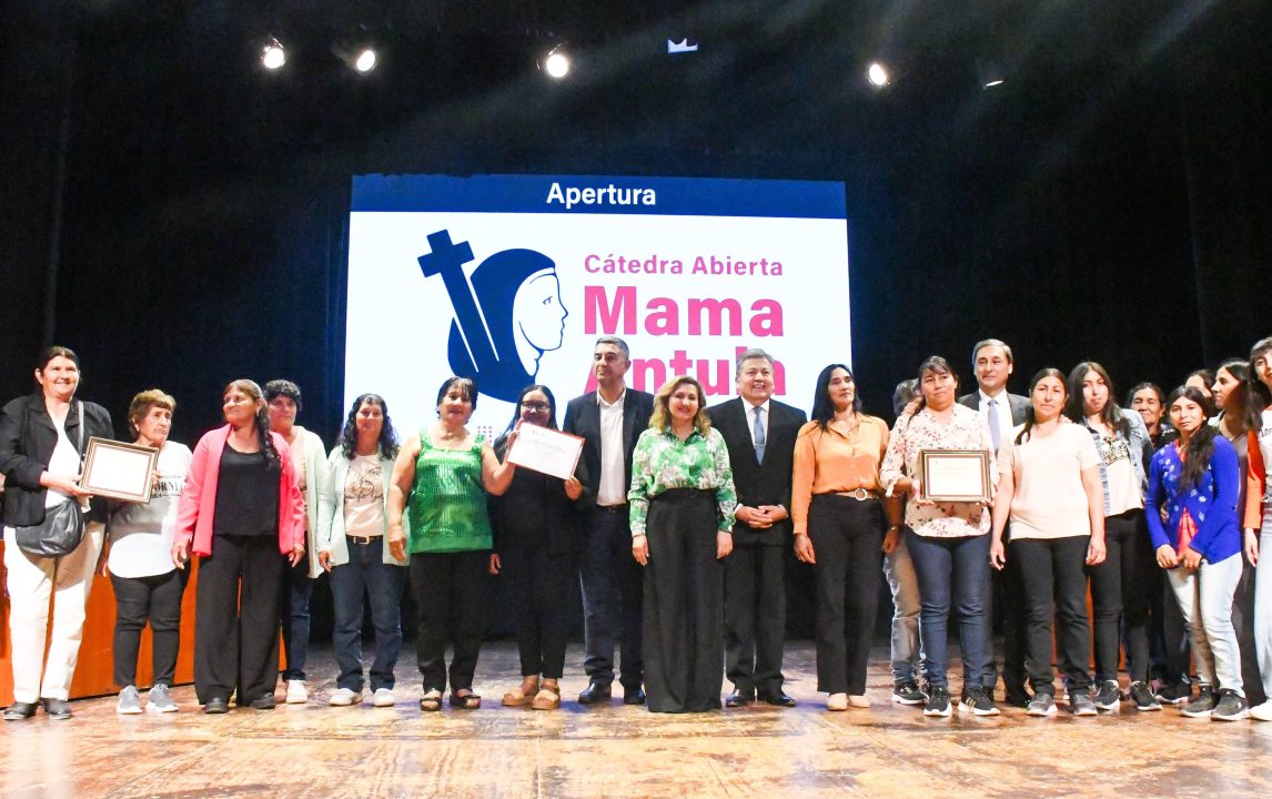 La intendente Norma Fuentes participó de la entronización del mural textil en honor a Mama Antula en la Unse