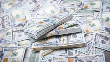 A días de las elecciones, el dólar rompe la barrera de los $1500 tras una suba de $40 en una semana