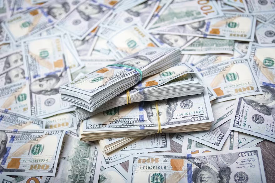 A días de las elecciones, el dólar rompe la barrera de los $1500 tras una suba de $40 en una semana