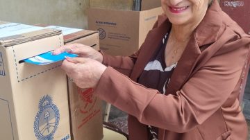 La Gringa fue a votar y recibió el cariño de su gente en La Banda