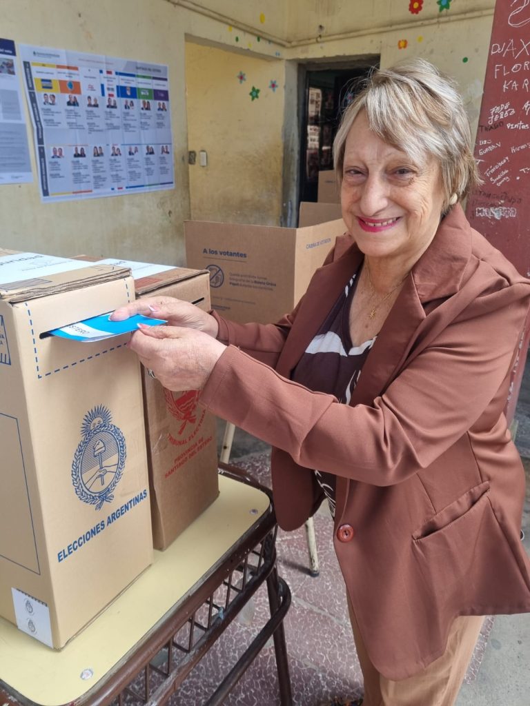 La Gringa fue a votar y recibió el cariño de su gente en La Banda