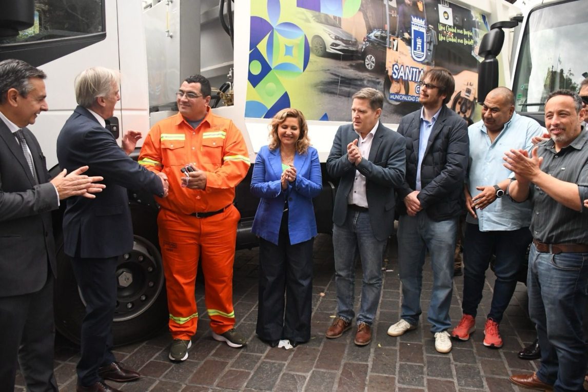 La intendente Fuentes entregó 14 nuevos camiones compactadores de residuos para incorporar al servicio de recolección