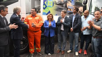 La intendente Fuentes entregó 14 nuevos camiones compactadores de residuos para incorporar al servicio de recolección