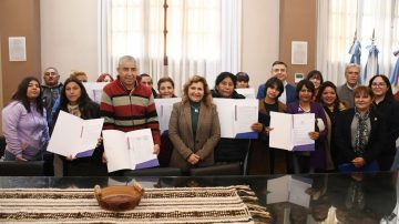 Norma Fuentes entregó escrituras a vecinos para regularizar la situación de sus inmuebles