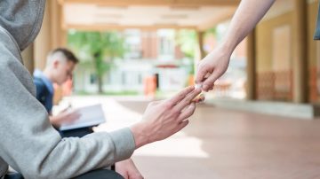 Consumían drogas en el B° Tradición: Ella lo denunció por intento de abuso y él a ella por robo