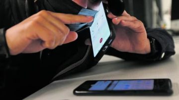 “Sextorsión”: Aseguran que la filmaron teniendo relaciones en un auto y ahora la amenazan con publicar el video