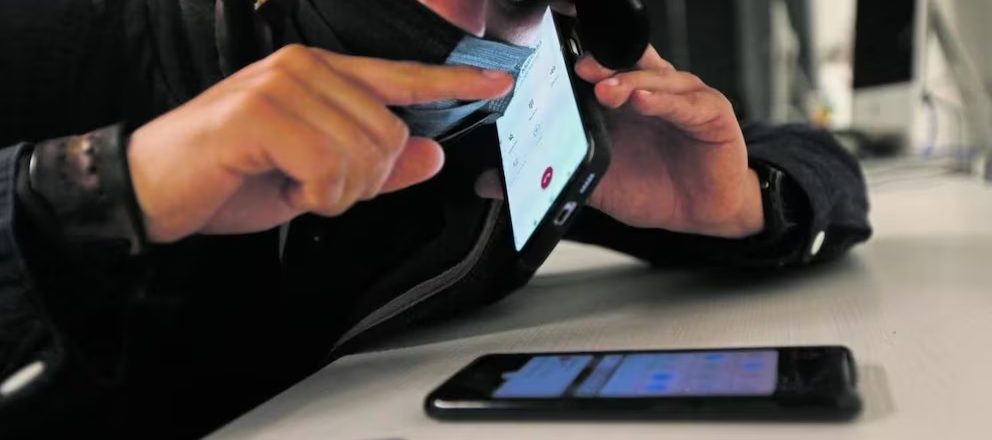 “Sextorsión”: Aseguran que la filmaron teniendo relaciones en un auto y ahora la amenazan con publicar el video