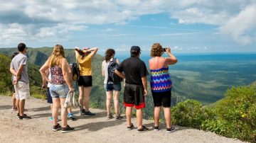 Balance del fin de semana largo: Viajó más gente pero se gastó menos