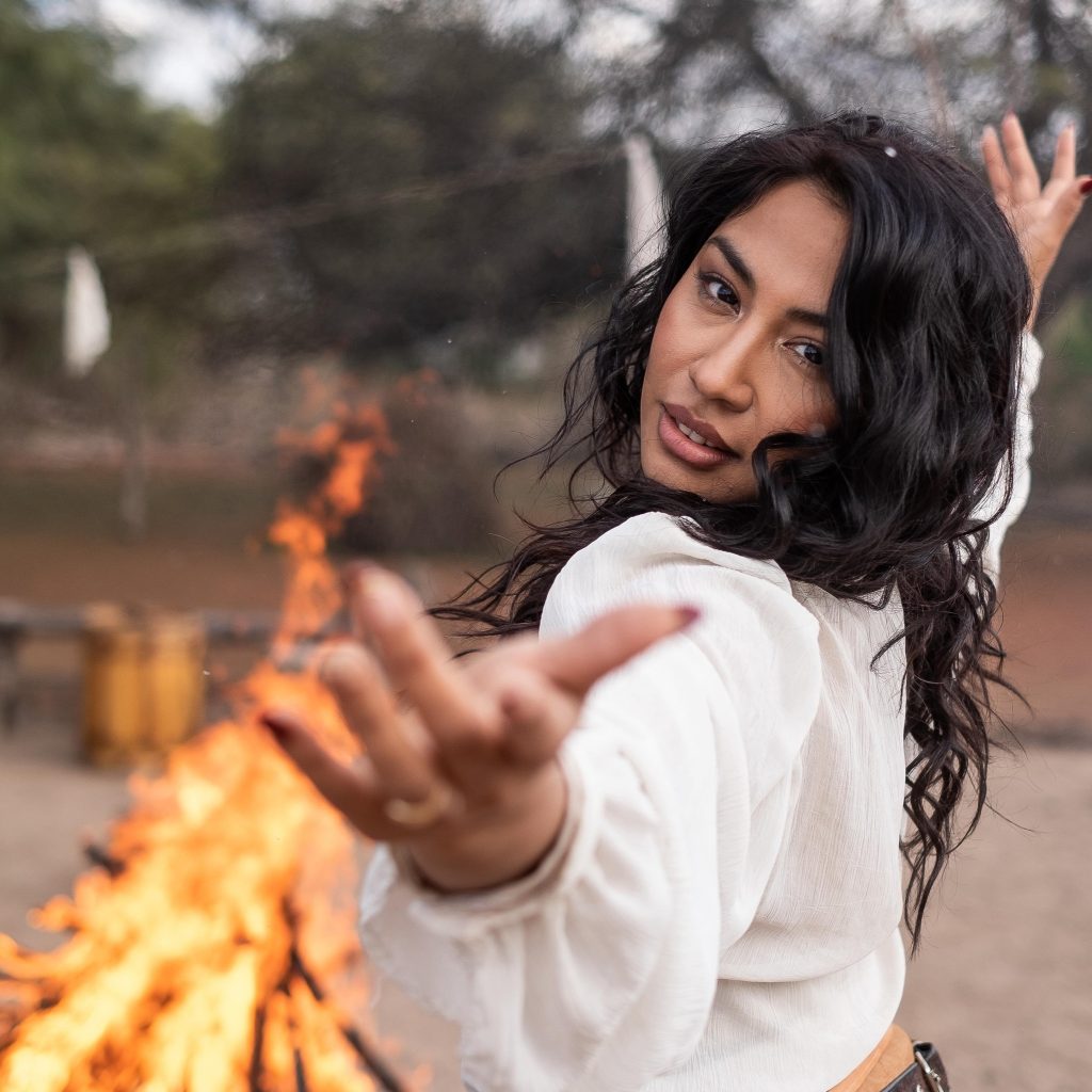Flor Paz fusiona chacarera y góspel en su nuevo single “Alma de Rezabaile”
