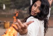 Flor Paz fusiona chacarera y góspel en su nuevo single “Alma de Rezabaile”