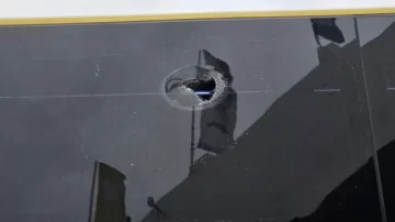 Graves incidentes en Chile: hinchas de la “U” atacaron el micro de Lanús