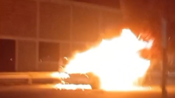 Pánico en la Circunvalación: un auto fue consumido por las llamas en plena colectora de avenida Lugones