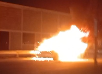 Pánico en la Circunvalación: un auto fue consumido por las llamas en plena colectora de avenida Lugones