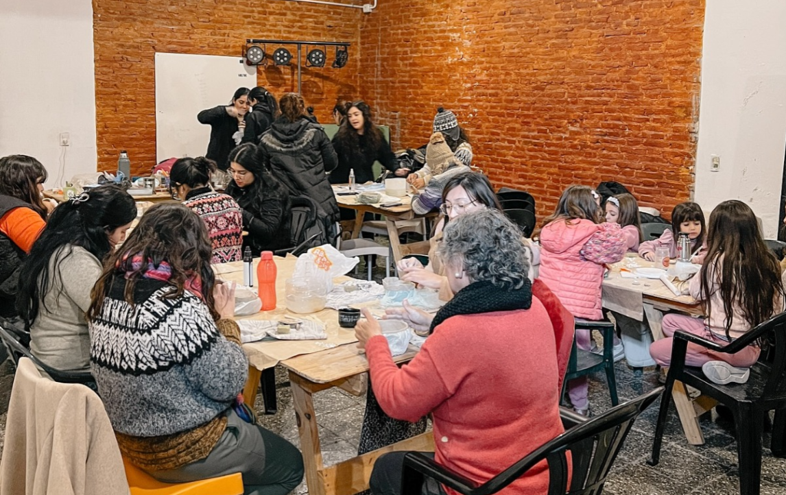 Modelá tu regalo: El Observatorio Cultural invita a un taller especial de cerámica por el Día de la Madre