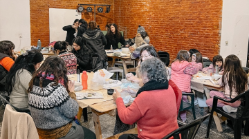 Modelá tu regalo: El Observatorio Cultural invita a un taller especial de cerámica por el Día de la Madre