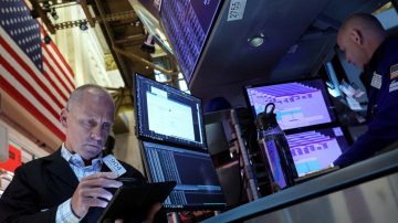 Se desplomaron los bonos y las acciones argentinas en Wall Street perdieron 8% tras el anuncio de Trump a Milei
