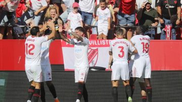 El Sevilla de Almeyda goleó al Barcelona y lo bajó de la punta de la Liga