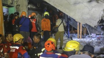 Indonesia: ya son 53 los muertos por el colapso de un edificio escolar