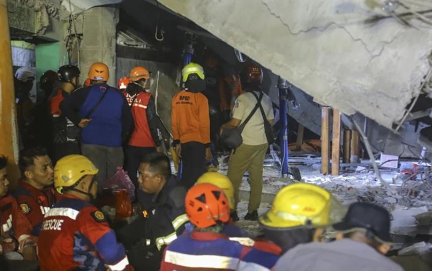 Indonesia: ya son 53 los muertos por el colapso de un edificio escolar