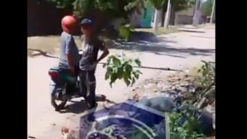 Indignado, un vecino grabó a dos personas que tiraban basura cerca de su casa