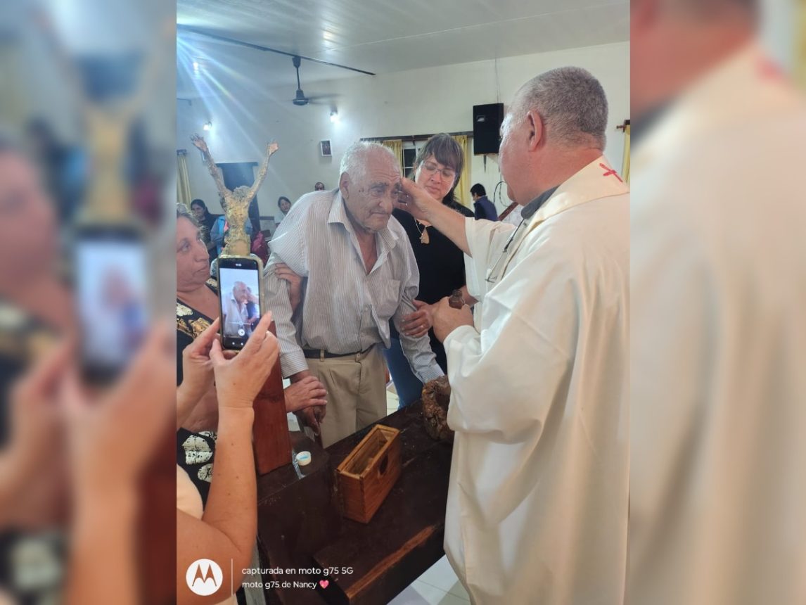 Emoción en Bandera Bajada: un abuelo de 84 años cumplió su sueño de ser bautizado