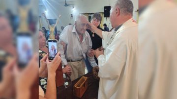 Emoción en Bandera Bajada: un abuelo de 84 años cumplió su sueño de ser bautizado
