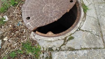 Tremendo susto: un canillita terminó adentro de un pozo ciego en el barrio Avenida