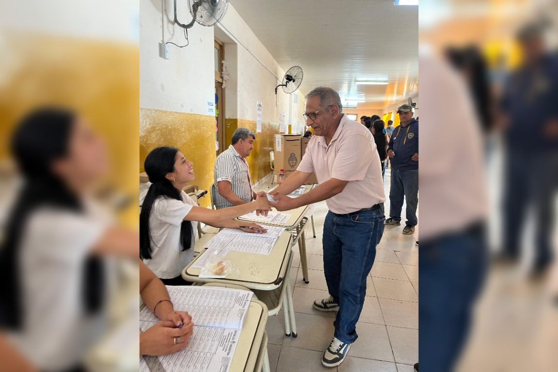 El Intendente de Loreto, Ramón “Toto” González, emitió su voto en una jornada democrática clave