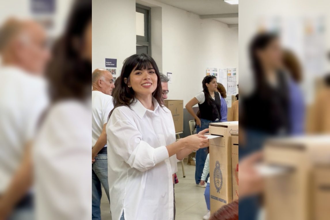 Alejandra Monjes Rosales votó y destacó el rol de la juventud en la renovación política de Santiago del Estero