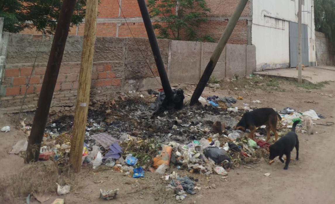 Quemaron basura y dejaron dos postes al borde de caerse