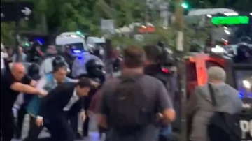 Escándalo en San Lorenzo: reapareció Moretti en la sede, los hinchas lo fueron a buscar y escapó en un móvil policial