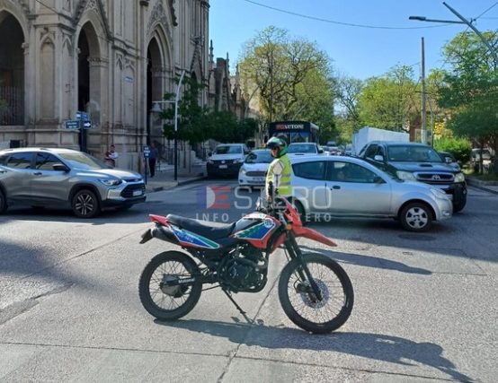 Atención al volante: caos vehicular por trabajos de bacheo en pleno centro de Santiago del Estero