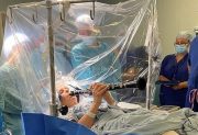 Como en Grey’s Anatomy: una paciente tocó el clarinete mientras la operaban del cerebro