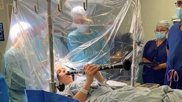 Como en Grey’s Anatomy: una paciente tocó el clarinete mientras la operaban del cerebro