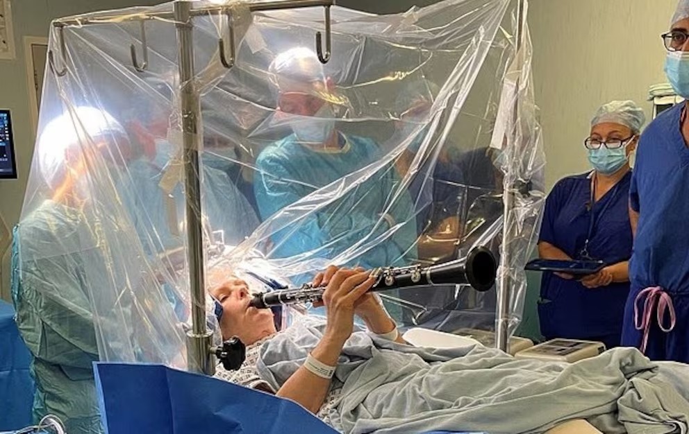 Como en Grey’s Anatomy: una paciente tocó el clarinete mientras la operaban del cerebro