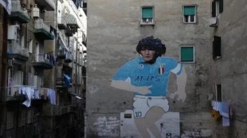 Protesta en Nápoles: el mural de Maradona fue parcialmente cubierto tras una requisa policial
