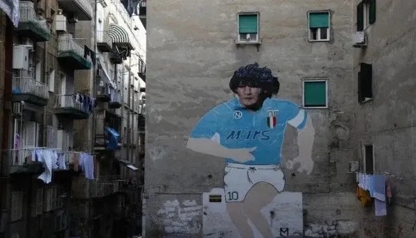Protesta en Nápoles: el mural de Maradona fue parcialmente cubierto tras una requisa policial