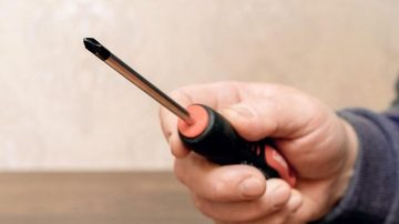 Ataque de furia en la calle: motociclista terminó con un destornillador clavado en la espalda tras una discusión de tránsito