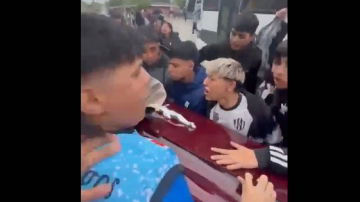 Video: adolescentes despiden a su amigo cantando y cargando el féretro