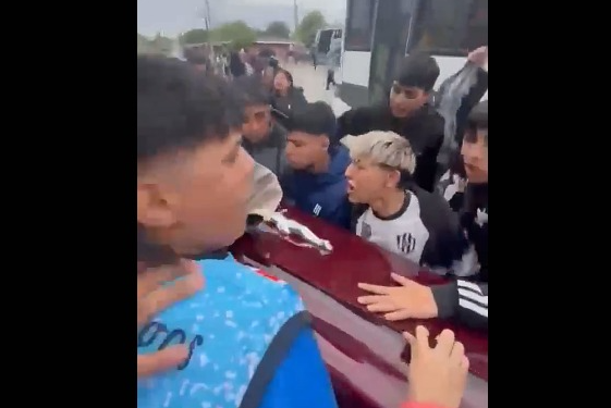 Video: adolescentes despiden a su amigo cantando y cargando el féretro