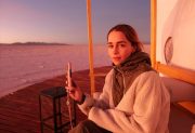 Mates con alfajorcitos de maicena y glamping en las salinas: Emilia Clarke, la actriz de Game of Thrones estuvo de vacaciones por Argentina